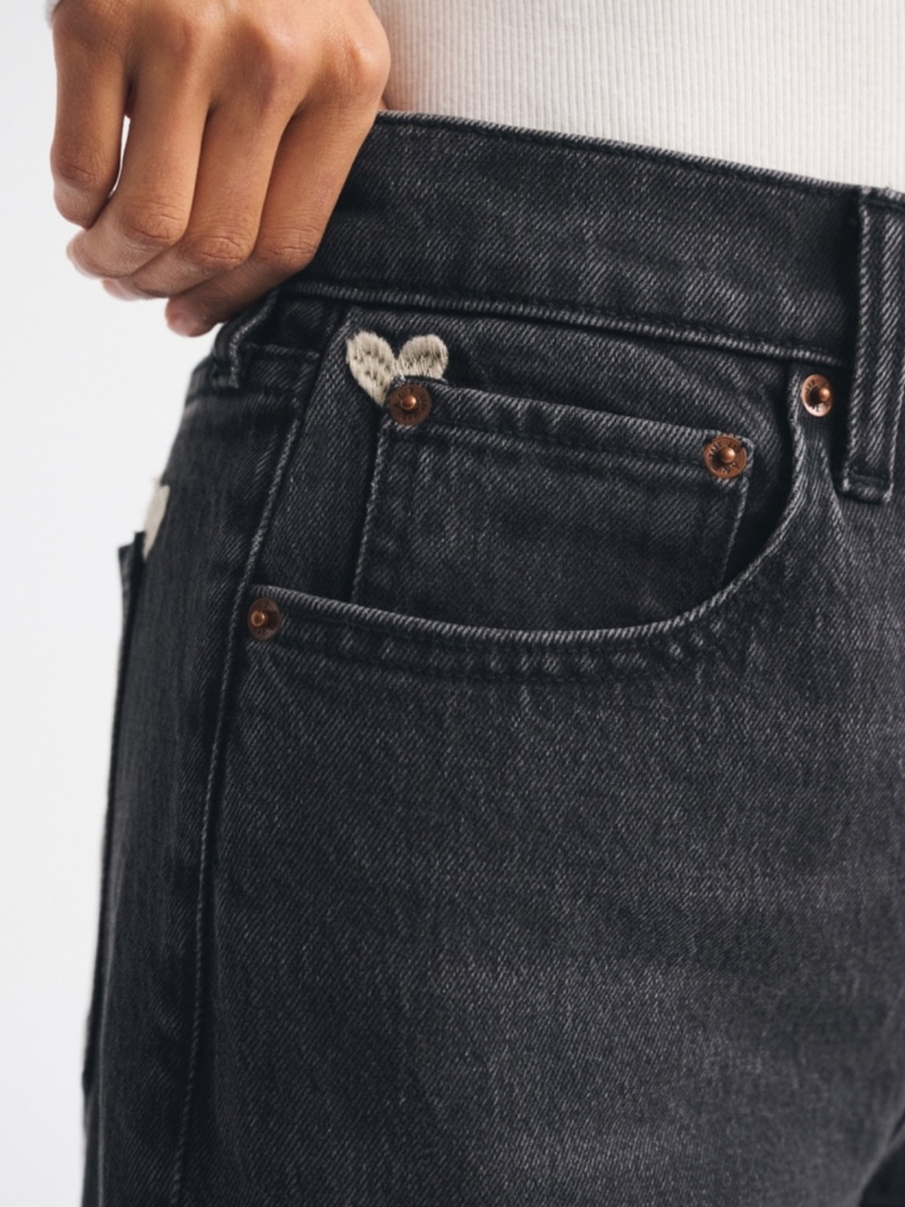 ABERCROMBIE HIGH-RISE 90s RELAXED HEART EMBROIDERED JEANS - SHORT - Picture 4 of 11